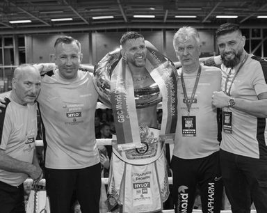 Siegerehrung mit Team